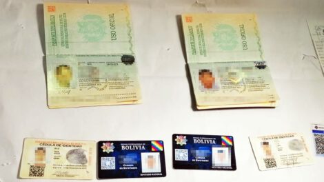 Credenciales diplomáticas falsas presentadas por la Policía
