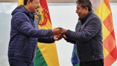 Bastón de mando entregado por Luis Arce a David Choquehuanca