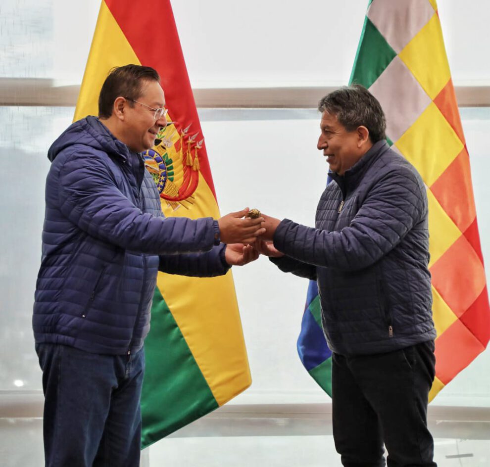 Bastón de mando entregado por Luis Arce a David Choquehuanca