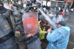 Maestros protestantes siendo gasificados por la Policía durante el paro de 24 horas