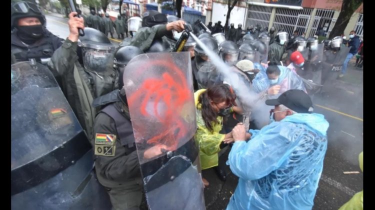 Maestros protestantes siendo gasificados por la Policía durante el paro de 24 horas