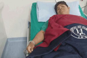 César Apaza enmanillado en una camilla del hospital