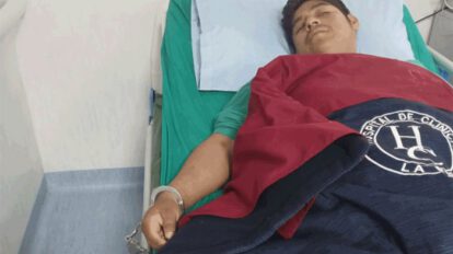 César Apaza enmanillado en una camilla del hospital