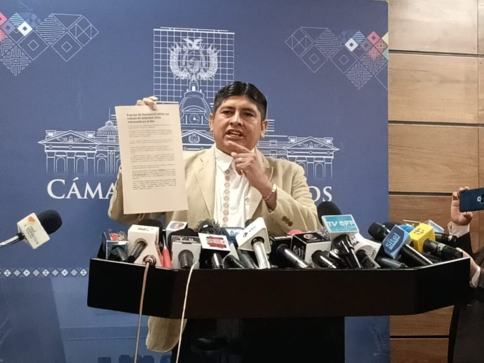 Rolando Cuellar niega denuncias de violación y advierte con acciones legales