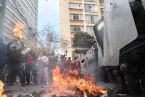 Magisterio Urbano en un enfrentamiento contra policías