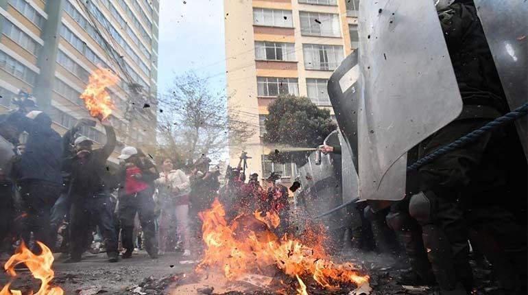 Magisterio Urbano en un enfrentamiento contra policías