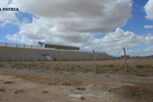 Estadio de la AFO con enmallado para césped sintético