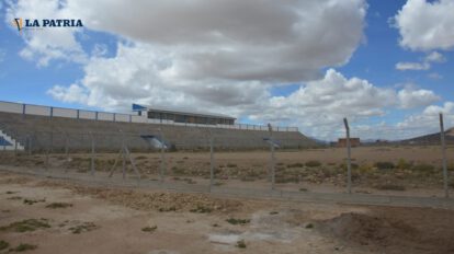 Estadio de la AFO con enmallado para césped sintético