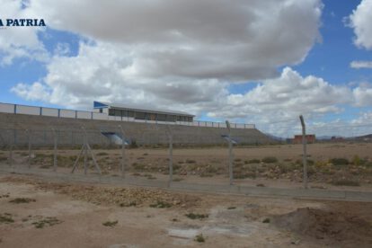 Estadio de la AFO con enmallado para césped sintético