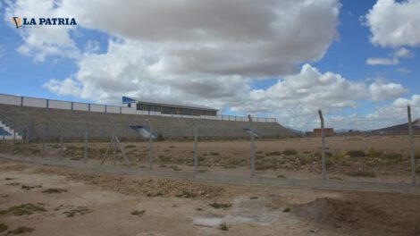 Estadio de la AFO con enmallado para césped sintético