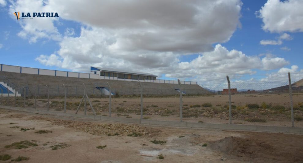 Estadio de la AFO con enmallado para césped sintético