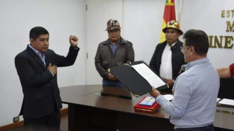 Rolando Marcial Yujra Segales es posesionado como el nuevo Director General del Fondo de Financiamiento para la Minería