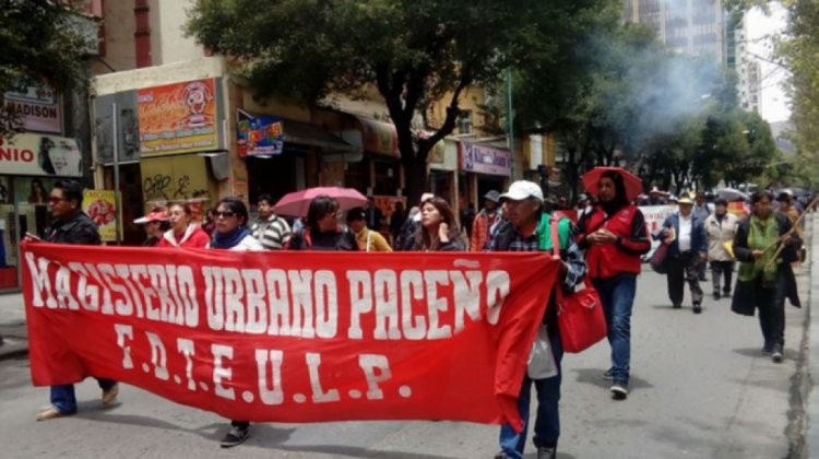 Paro de maestros en La Paz durante una marcha