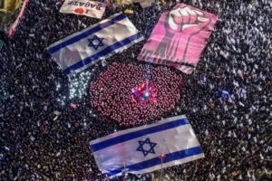 Protesta en Israel por la destitución del ministro de Defensa