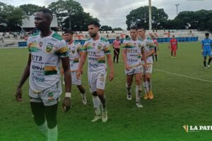 Jugadores de Blooming y Libertad Gran Mamoré al final del cotejo amistoso