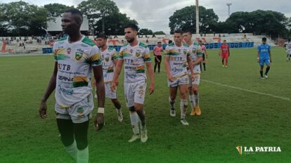 Jugadores de Blooming y Libertad Gran Mamoré al final del cotejo amistoso