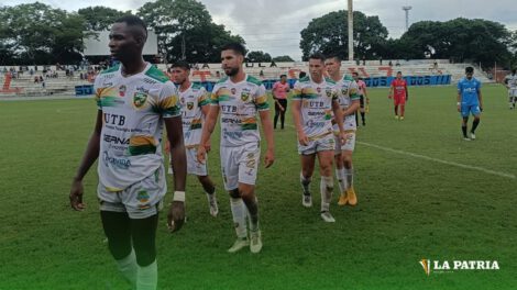 Jugadores de Blooming y Libertad Gran Mamoré al final del cotejo amistoso