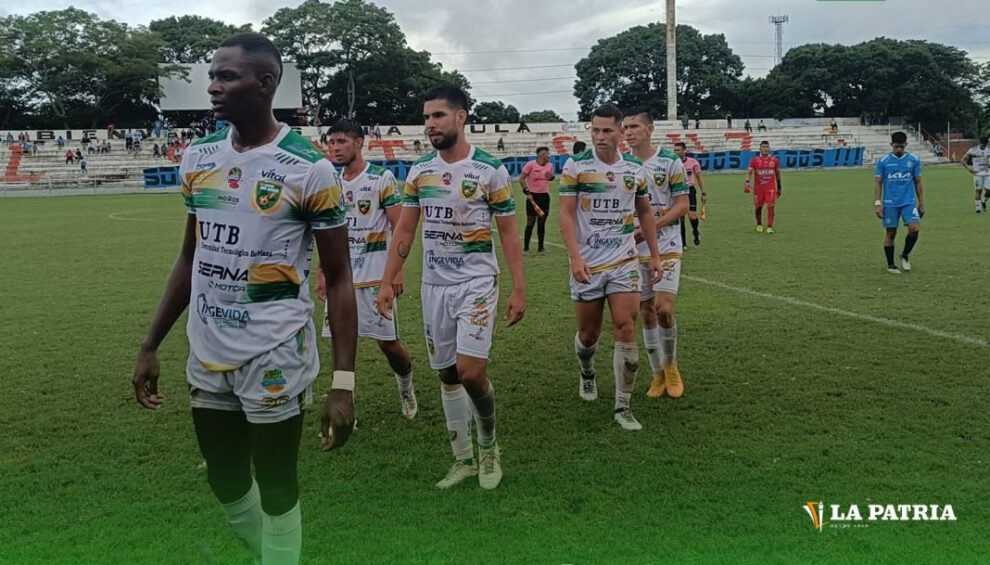 Jugadores de Blooming y Libertad Gran Mamoré al final del cotejo amistoso