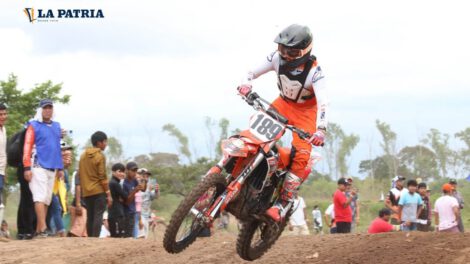 Marco Antezana destacado en el nacional de motociclismo en Montero