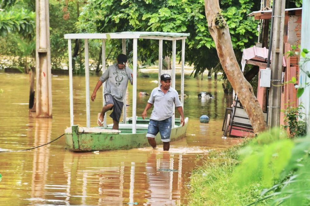 Crecida del río Acre afecta a 400 personas en albergues