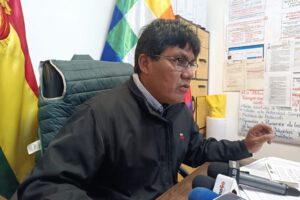 Héctor Arce ante medios informativos