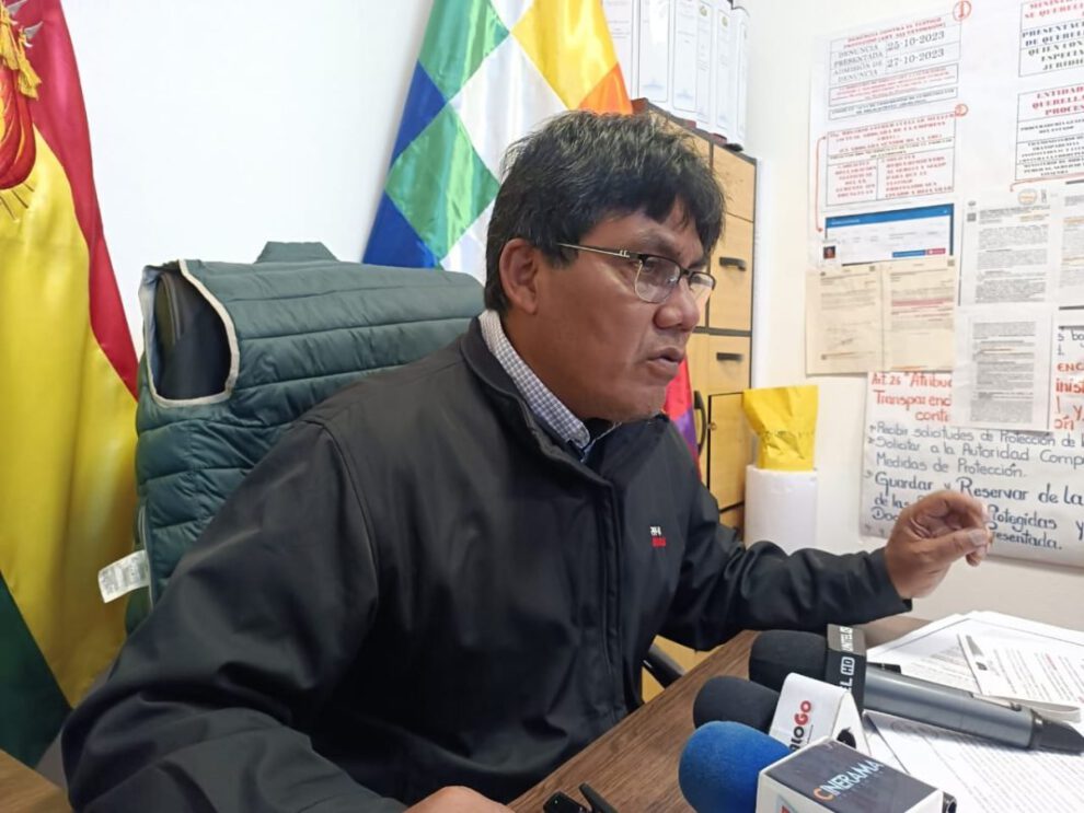 Héctor Arce ante medios informativos