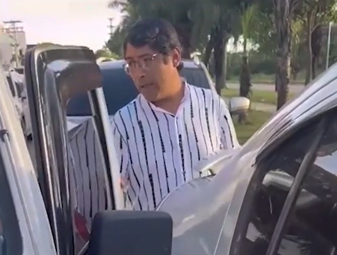 Diputado del MAS con licencia suspendida conduciendo un vehículo