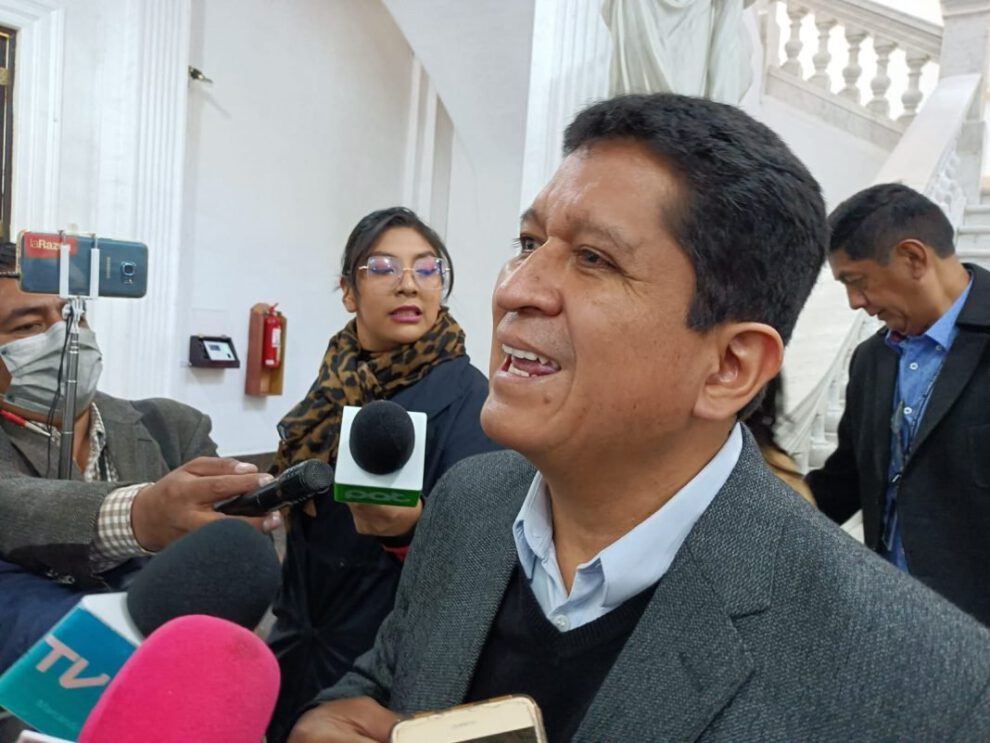 Oposición magistrados 20 años según senador Luis Adolfo Flores