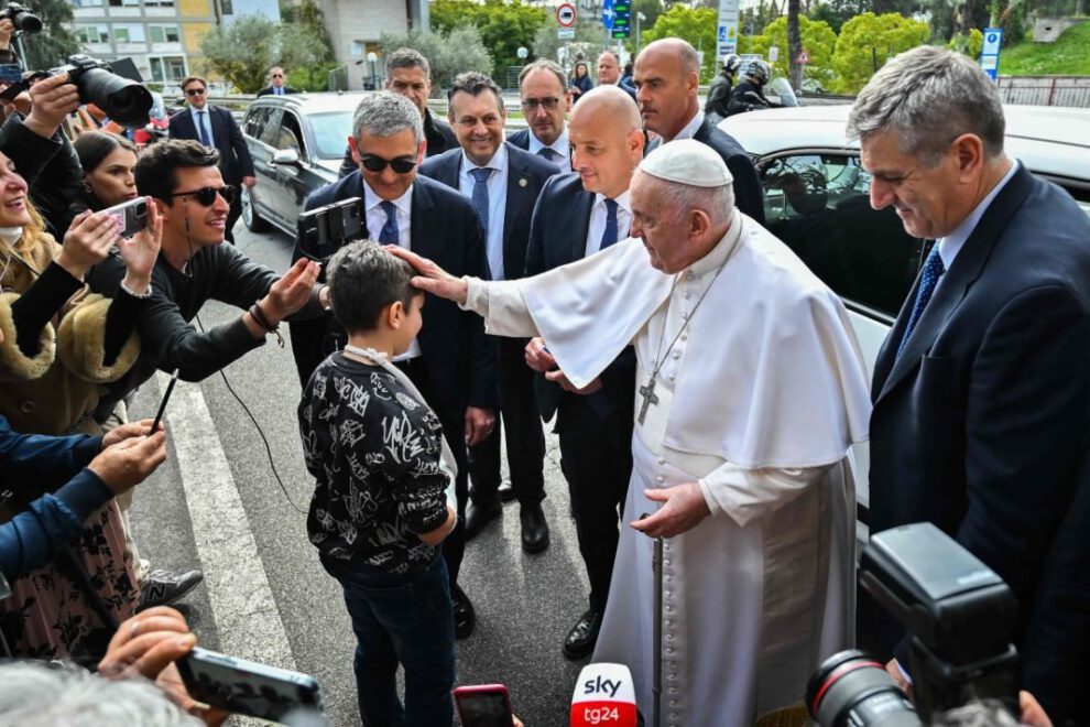 Papa Francisco dado de alta tras tres noches internado por bronquitis