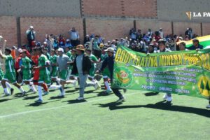 Vuelta olímpica de los jugadores de Cooperativa Minera Poopó