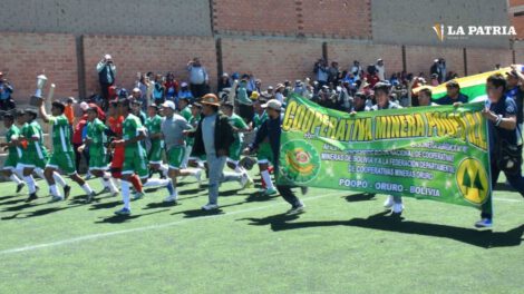 Vuelta olímpica de los jugadores de Cooperativa Minera Poopó