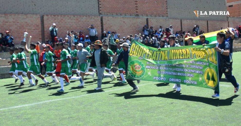 Vuelta olímpica de los jugadores de Cooperativa Minera Poopó