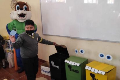 Estudiantes aplican la clasificación de basura