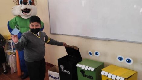 Estudiantes aplican la clasificación de basura
