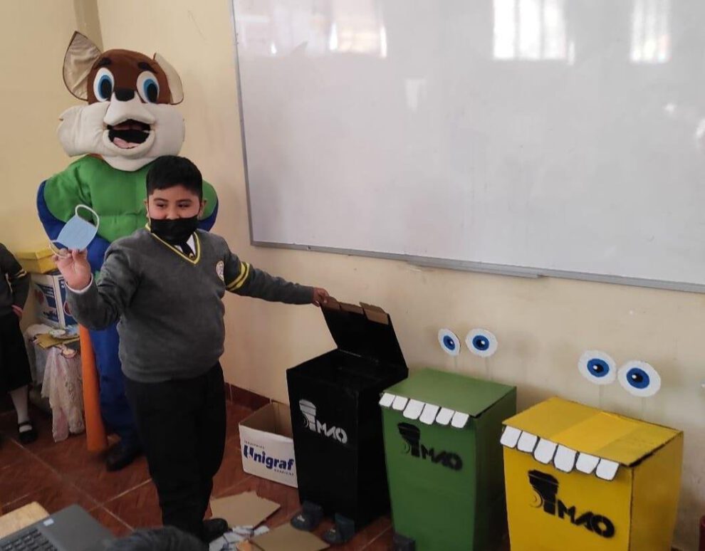 Estudiantes aplican la clasificación de basura