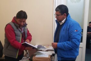 Entrega de documentación por Hermes Flores postulante al TSJ