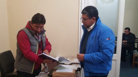 Entrega de documentación por Hermes Flores postulante al TSJ