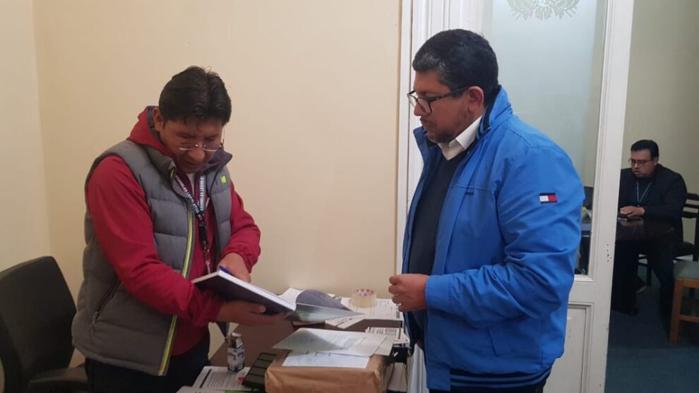 Entrega de documentación por Hermes Flores postulante al TSJ