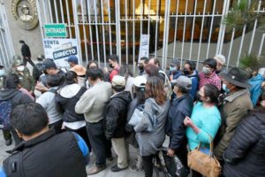 Largas filas en el Banco Central de Bolivia para la compra de dólares.