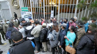 Largas filas en el Banco Central de Bolivia para la compra de dólares.