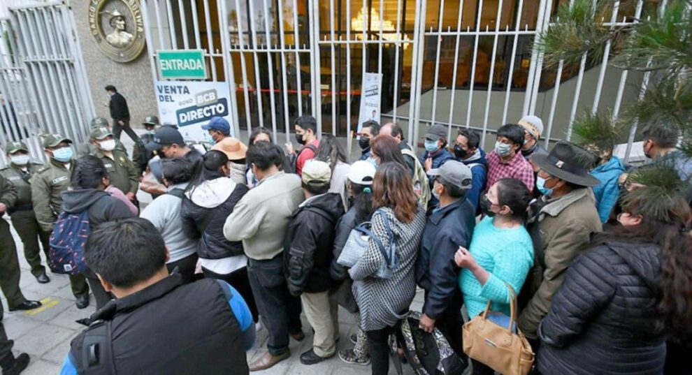 Largas filas en el Banco Central de Bolivia para la compra de dólares.