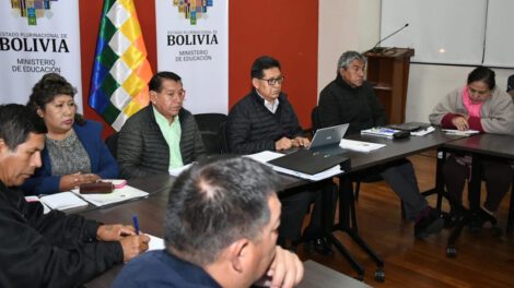 Diálogo entre educación y maestros en La Paz