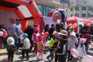 Niños disfrutando del Día del peatón en Oruro