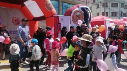 Niños disfrutando del Día del peatón en Oruro