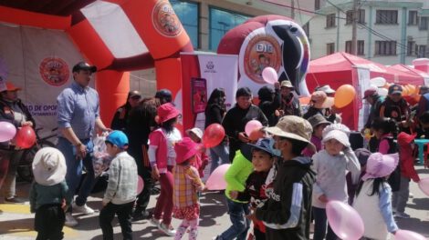 Niños disfrutando del Día del peatón en Oruro