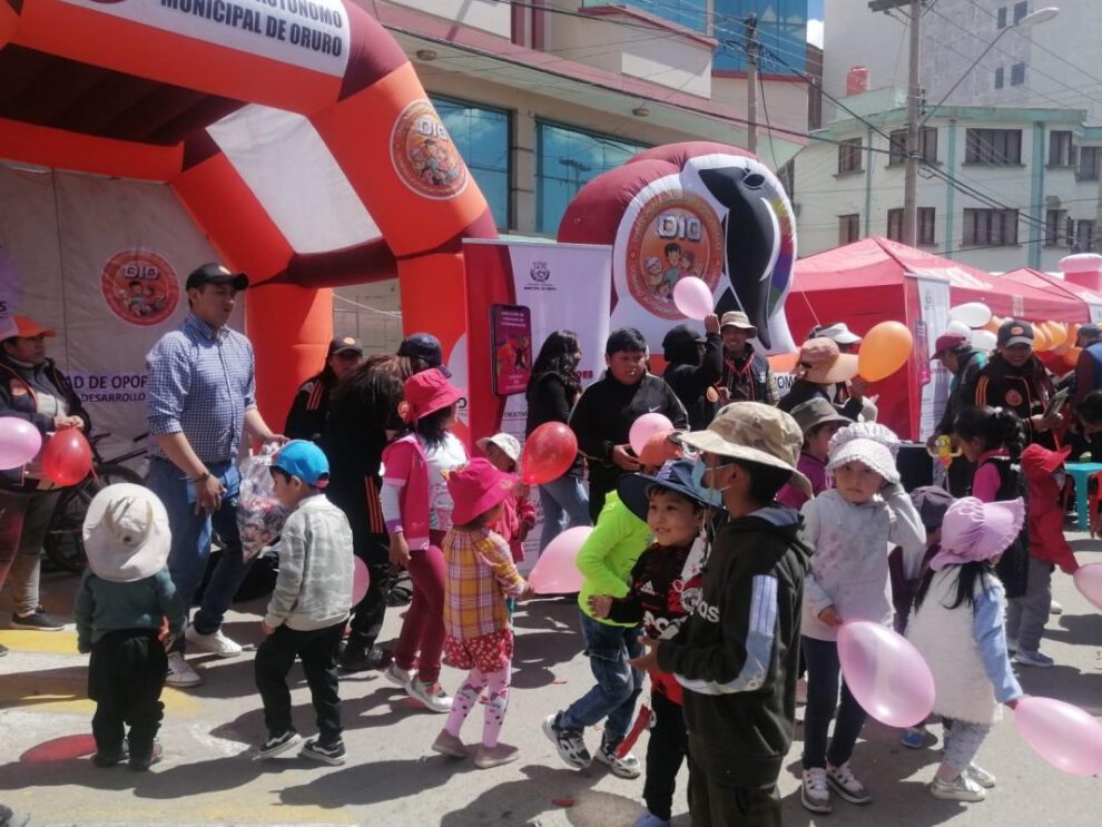 Niños disfrutando del Día del peatón en Oruro