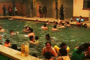 Familias disfrutando de las aguas termales de Castillo Huma