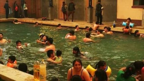 Familias disfrutando de las aguas termales de Castillo Huma