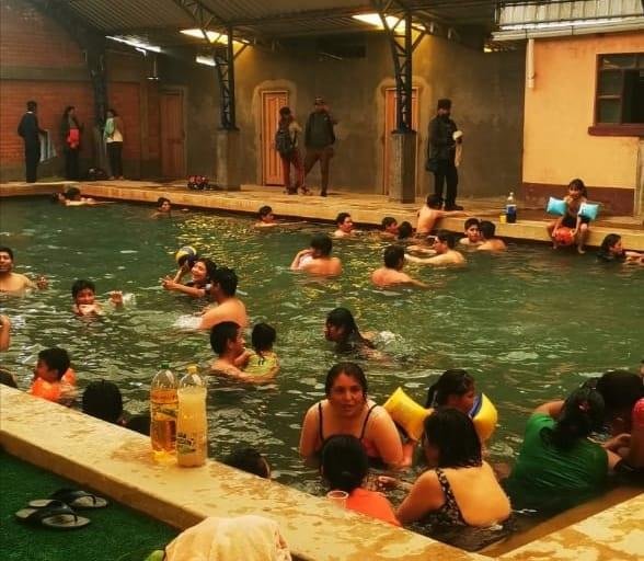 Familias disfrutando de las aguas termales de Castillo Huma