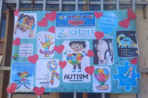 Material elaborado por estudiantes para concienciar la condición del autismo